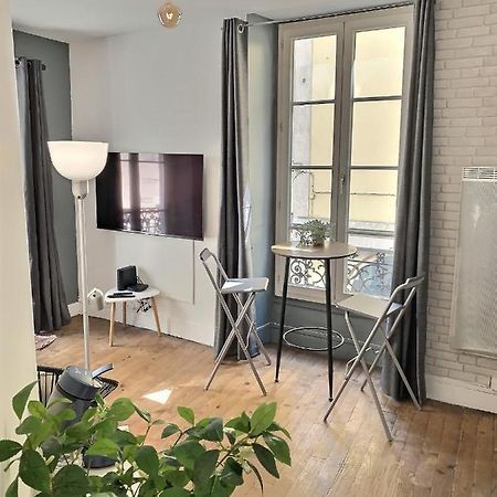 Quartier Historique Et Populaire Du Chateau De По Екстериор снимка