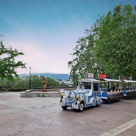 Quartier Historique Et Populaire Du Chateau De По Екстериор снимка