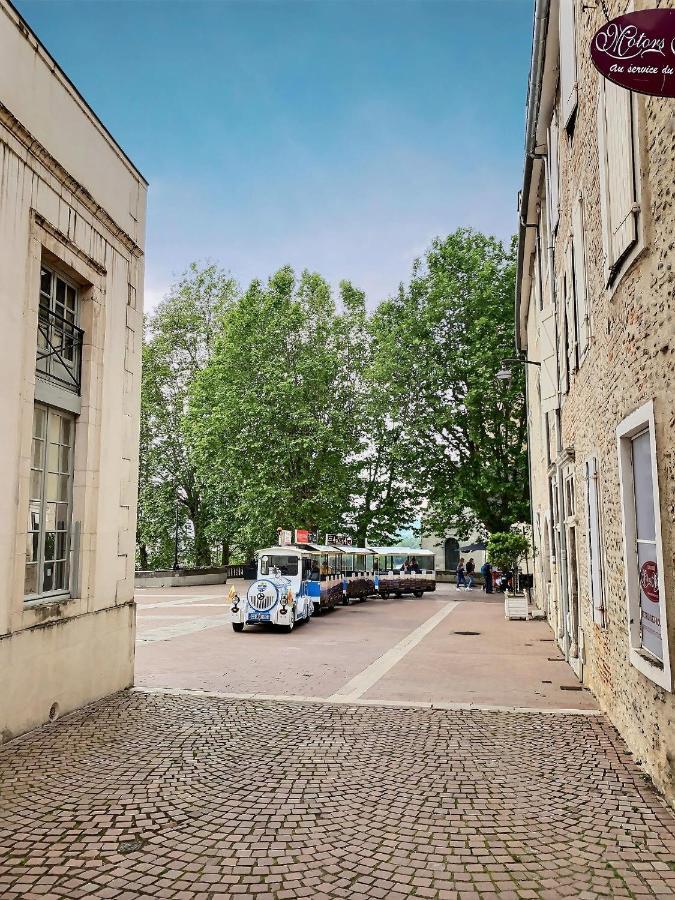 Quartier Historique Et Populaire Du Chateau De По Екстериор снимка