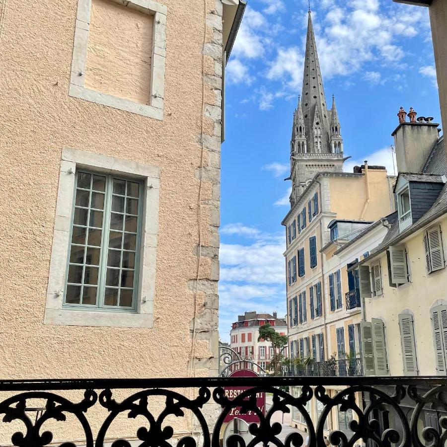 Quartier Historique Et Populaire Du Chateau De По Екстериор снимка